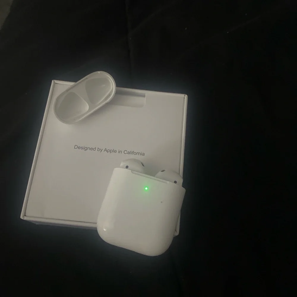 Apple White Wireless Earbuds